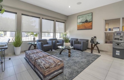 Inglewood Hotel | Spacious Room Close to LAX Airport – Great Home Base for Exploring LA