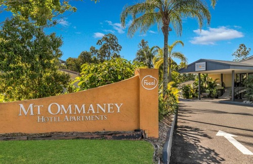 Mount Ommaney Hotel | Spacious Room Ideal for Biz & Leisure.