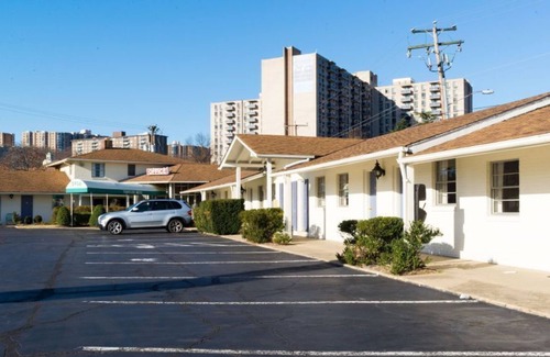 Huntington House | Spacious Room in Budget Host Inn with 1 Queen Bed for Couples