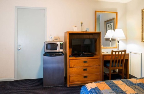 Huntington House | Spacious Room in Budget Host Inn with 1 Queen Bed for Couples