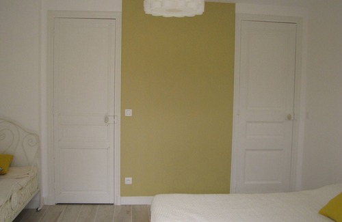 Echillais Bed & Breakfast | Spacious room in charming Charentaise