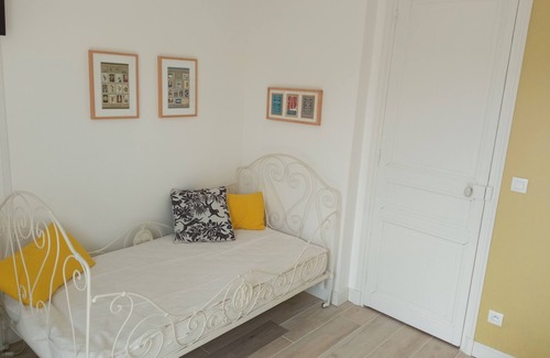 Echillais Bed & Breakfast | Spacious room in charming Charentaise