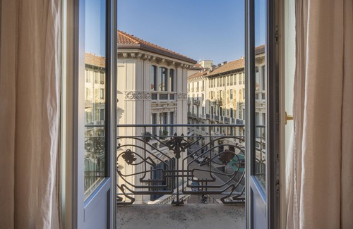 Porta Venezia House | Spacious room in elegant period building with private bathroom close to the center