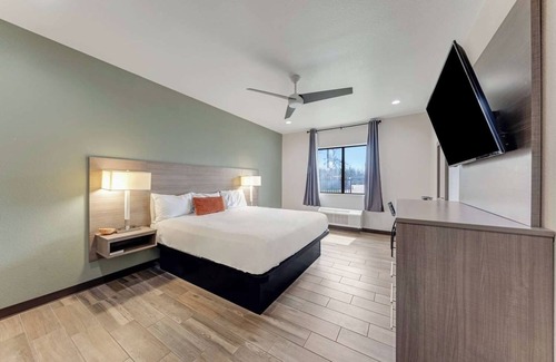 Eastside Promise Neighborhood House | Spacious Room Perfect for Travelers in I-10 & I-35 - Complimentary Breakfast