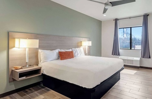 Eastside Promise Neighborhood House | Spacious Room Perfect for Travelers in I-10 & I-35 - Complimentary Breakfast
