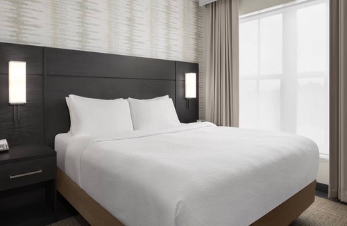 Isle of Palms Hotel | Spacious Room w/Full Kitchen, Free Hot Breakfast & Free Shuttle to Mayo Clinic