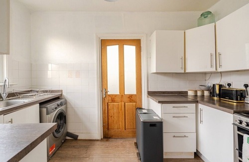 Uxbridge South House | Spacious room w/Wifi + Kitchen 4