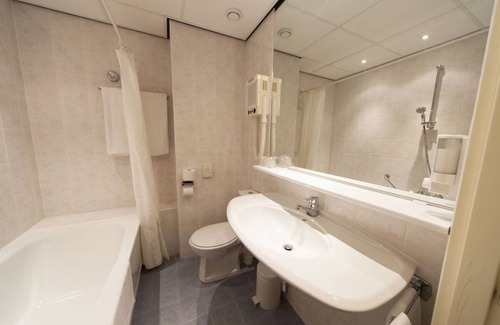 Rijssen House | Spacious Room with Balcony! Indoor Pool, Free Parking! Near Hollands Schwarzwald