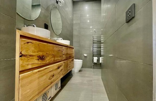 Coburg House | Spacious Room with Ensuite next to Coburg Station, Non Smoking House