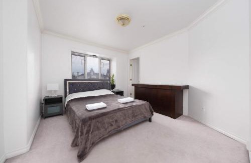 Oakridge House | Spacious Room with Private Washroom in Homestay