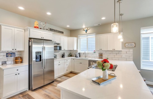 Spearfish Cottage | Spacious, Rustic Spearfish Home: Walk to Downtown!