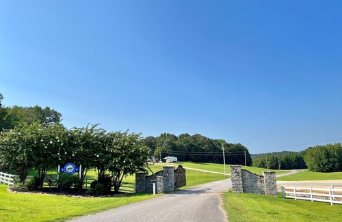 Flatwoods RV Rental | Spacious RV lots on the KY Lake, just minutes from historic Clifton, TN.