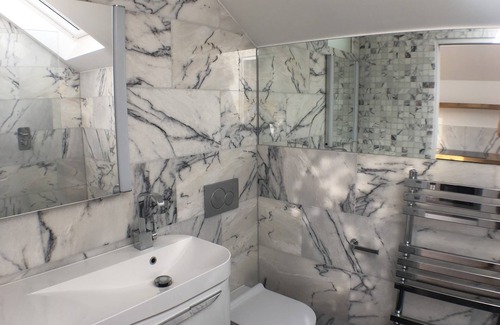 Canbury Apartment | Spacious self-contained loft apartment w/kitchen