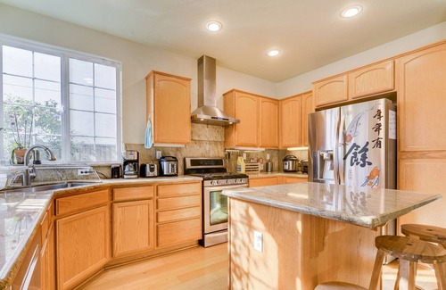 Union City House | Spacious & Scenic 4BR Home w/ Deskspace in Hayward