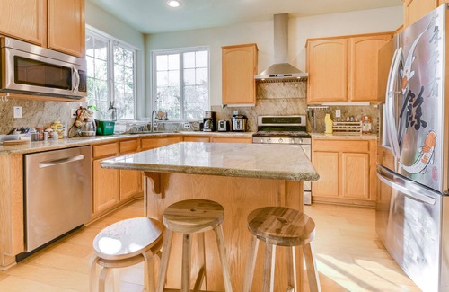 Union City House | Spacious & Scenic 4BR Home w/ Deskspace in Hayward