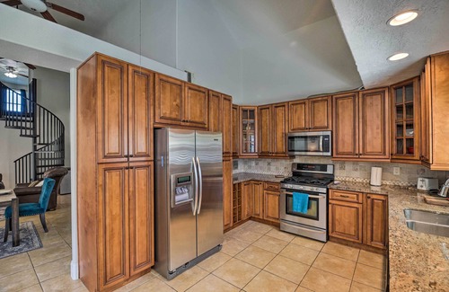 El Lago House | Spacious Seabrook Home w/Patio: 1 Mi to Beach!