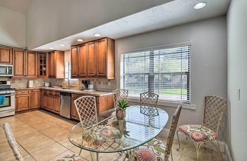 El Lago House | Spacious Seabrook Home w/Patio: 1 Mi to Beach!