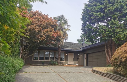 White Rock House | Spacious Seaside 3-bedroom house in Sunny South Surrey-3 minutes from the beach!