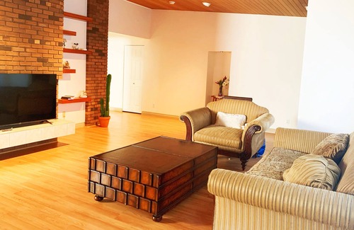 White Rock House | Spacious Seaside 3-bedroom house in Sunny South Surrey-3 minutes from the beach!