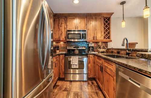Avon Apartment | Spacious Seasons Vacation Home Steps To Lift