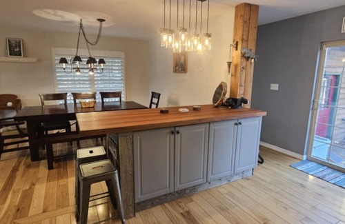 Divide House | Spacious, secluded, 5-bedroom house. 🫧 Hot tub 🏋️Fitness room 🐶 Pet friendly