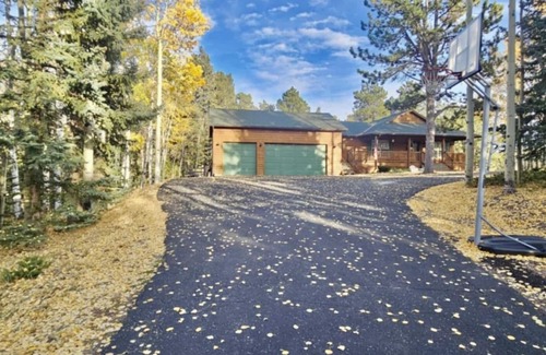 Divide House | Spacious, secluded, 5-bedroom house. 🫧 Hot tub 🏋️Fitness room 🐶 Pet friendly
