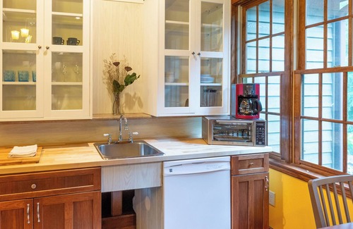 Almond House | Spacious & Secluded Chateau- Near Bryson City w/ Hot Tub, Sleeps 14, Free Coffee