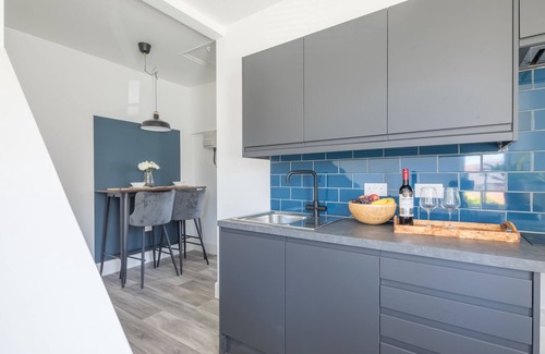 Wolverton Apartment | Spacious self catering serviced studio apartment