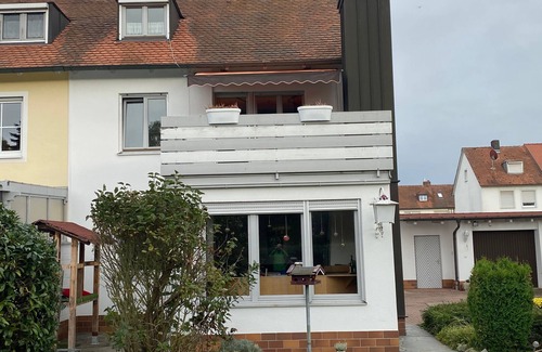 Straubing House | Spacious semi-detached house with exclusive use of the garden