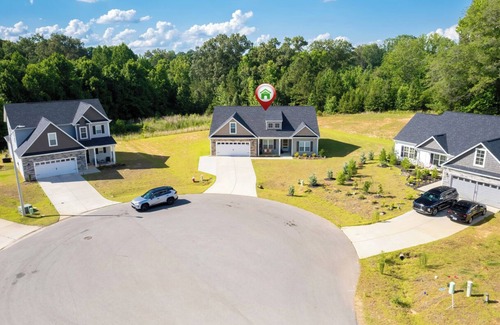 Lemon Springs House | Spacious, Serene Modern Farmhouse near golf course