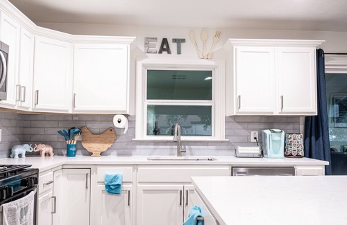 Plano House | Spacious Serenity: Your Convenient Retreat & Roomy Heaven