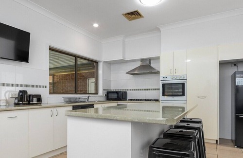 Mayfield West House | Spacious Seven Bedroom, Five Bathroom House