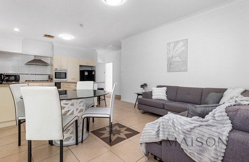Mayfield West House | Spacious Seven Bedroom, Five Bathroom House