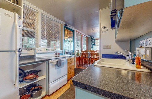 Sequim House | Spacious shorefront cabin with Dungeness National Wildlife Refuge views