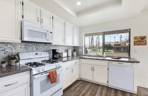 Palm Springs Condo | Spacious Single-Story Condo w/ Lake View