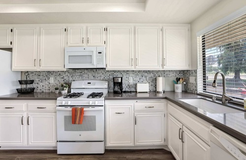 Palm Springs Condo | Spacious Single-Story Condo w/ Lake View