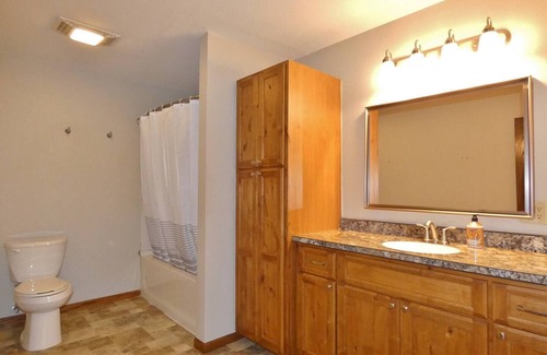 Pella House | Spacious Six Bedroom House in Charming Pella