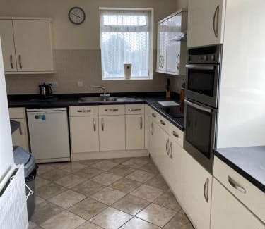 Mansfield House | Spacious, Sleeps 17, 3 bathrooms, Parking, Mansfield