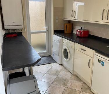 Mansfield House | Spacious, Sleeps 17, 3 bathrooms, Parking, Mansfield