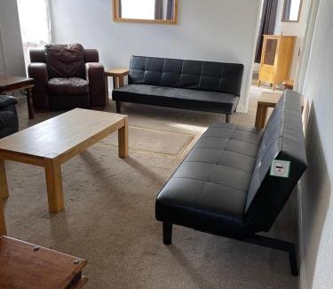 Mansfield House | Spacious, Sleeps 17, 3 bathrooms, Parking, Mansfield