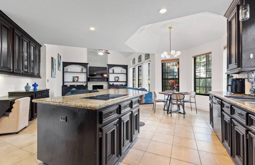Barker House | Spacious Sleeps 8+ SPA like bathroom with soaking tub + Game Room + Patio BBQ