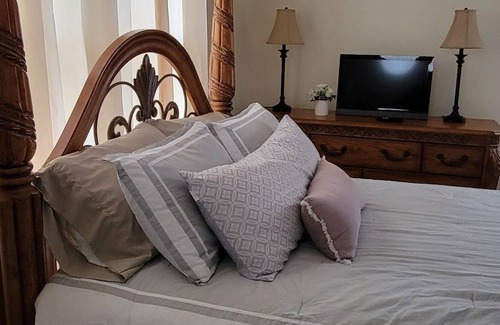 Delphos House | Spacious Small Town Peaceful Retreat!