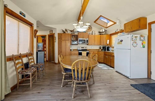 Huntington House | Spacious Snake River Getaway – Waterfront at Brownlee Reservoir w/Boat Launch