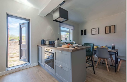 Portswood House | Spacious Southampton House. Sanctuary in the City