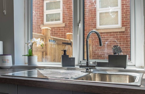 Portswood House | Spacious Southampton House. Sanctuary in the City