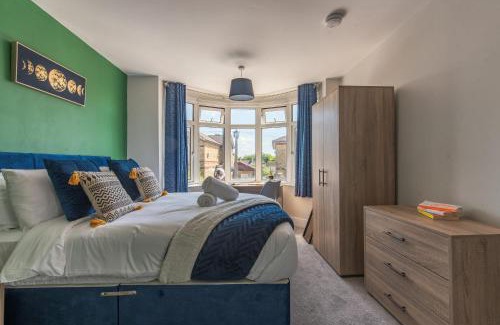 Portswood House | Spacious Southampton House Sanctuary in the City