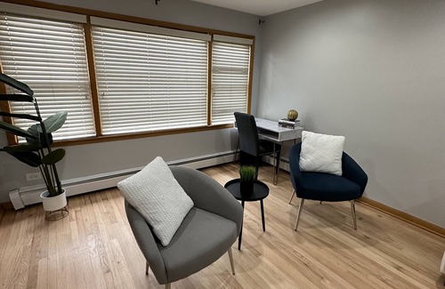 O'Hare Apartment | Spacious space 5 min from airport, outlet mall & restaurants .