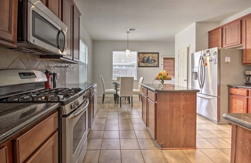 Fairbanks House | Spacious Stay at a Houston Getaway w/Fireplace!