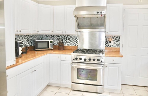 Pineville House | Spacious Stay Near Carowinds Amusement Park | Newly Remodeled | Fenced Yard | Pet & Family Friendly