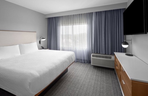 Oldsmar Hotel | Spacious Stay Near Tampa Bay! Outdoor Pool, Free Parking